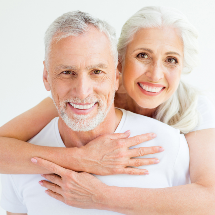 Paar nimmt sich lachend in die Arme