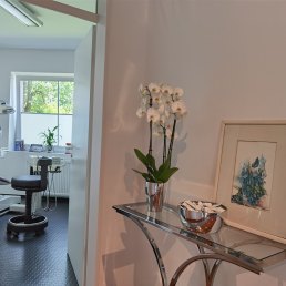 TRischchen geschmückt im Flur mit Blume