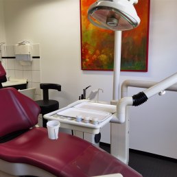 Behandlungsstuhl rot